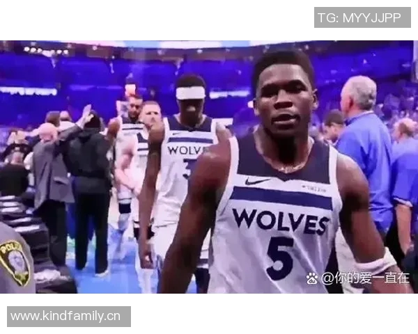 手感冰冷!爱德华兹半场低迷,8投1中仅取7分 手感冰冷!爱德华兹半场低迷,8投1中仅取7分